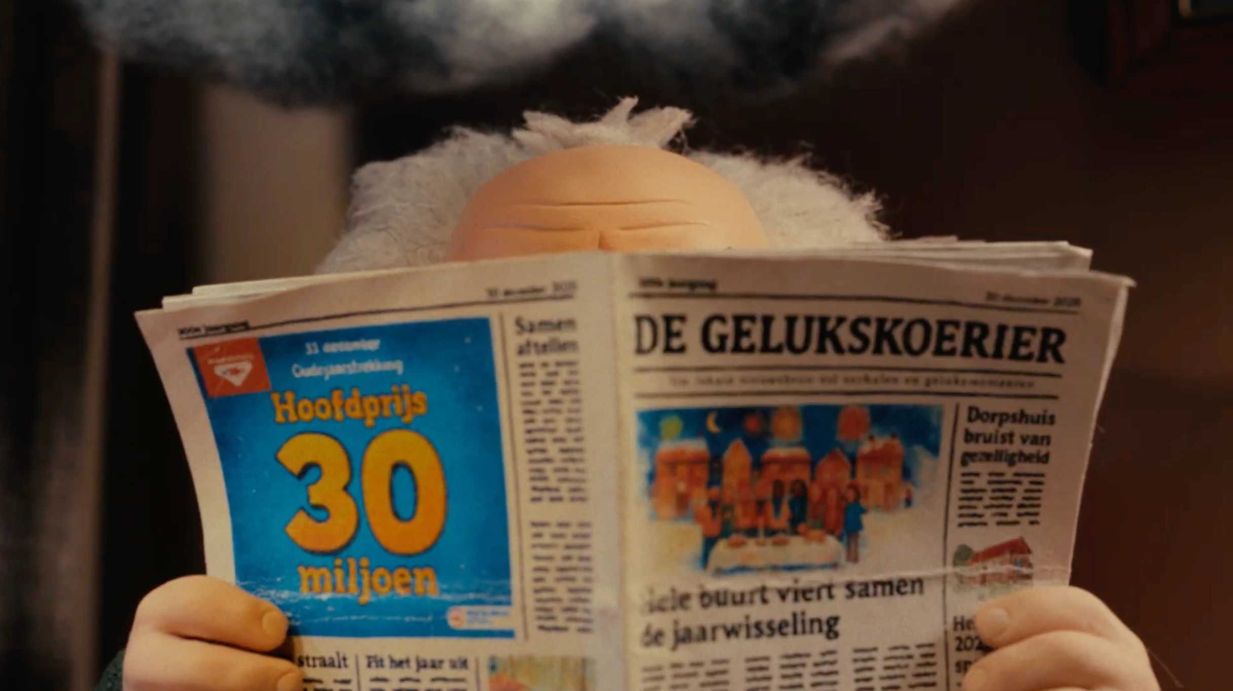 Een man met grijs haar leest een krant met de Hoofdprijs van 30 miljoen.