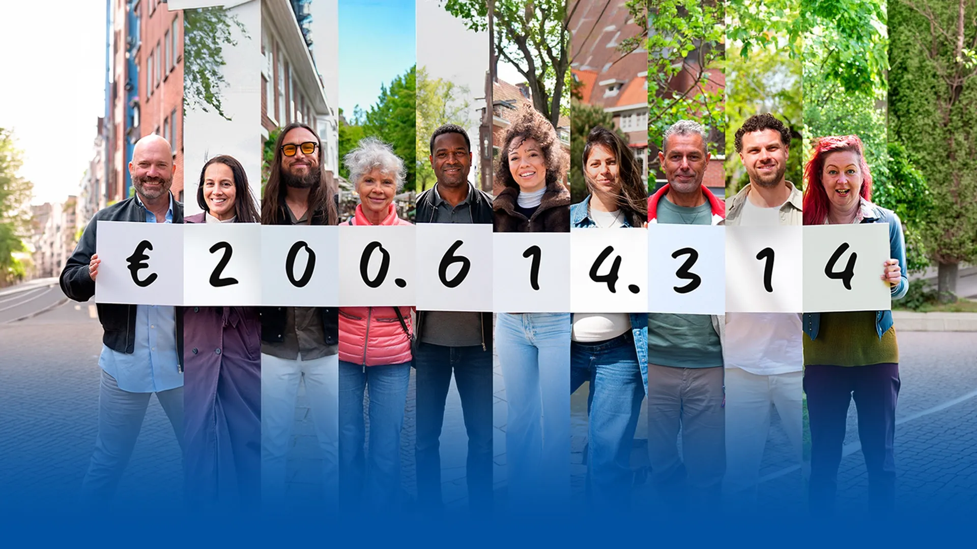 Groep mensen houdt borden met het bedrag € 200.614.314 omhoog.