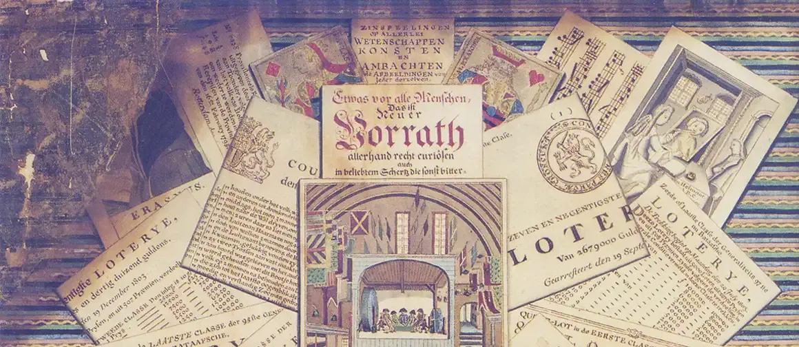 Historische loterijbiljetten en affiches uit verschillende tijdperken.