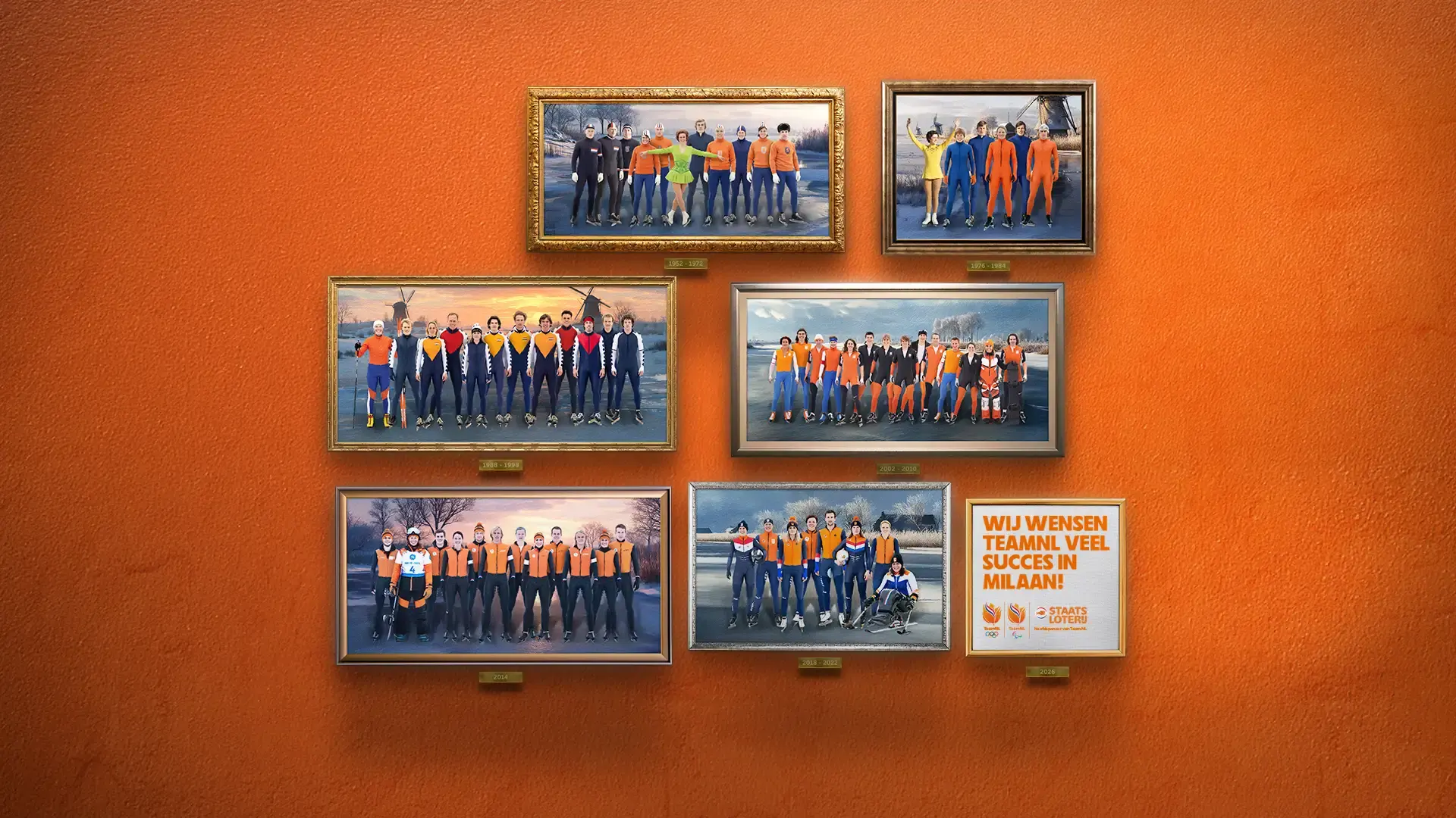 Fotowand met verschillende teamfoto's van schaatsers en een gelukswens voor het team.