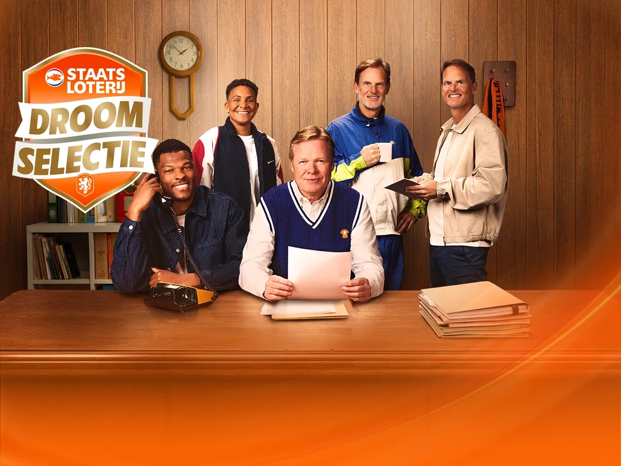Team in een kantoorsetting voor de Droomselectie van Staatsloterij, met documenten en telefoon op tafel.