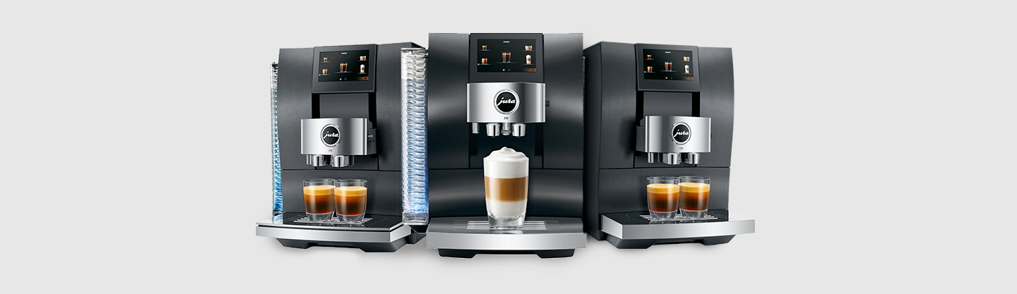 Drie koffiemachines van Jura met verschillende soorten koffieglazen