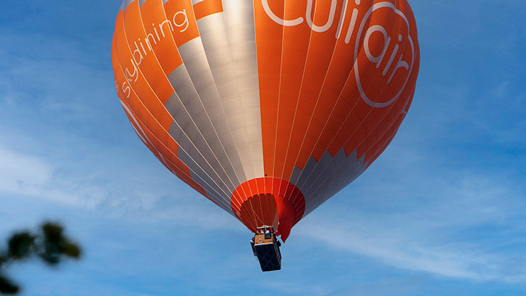 Luchtballon in de lucht met oranje kleuren