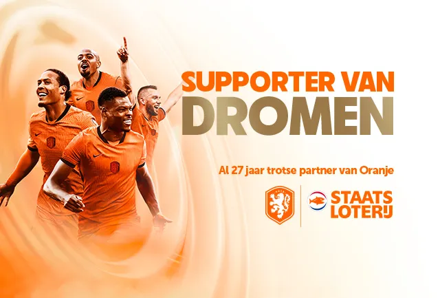 Vijf voetballers in oranje shirts, met de tekst 'SUPPORTER VAN DROMEN' en logo van Staatsloterij.