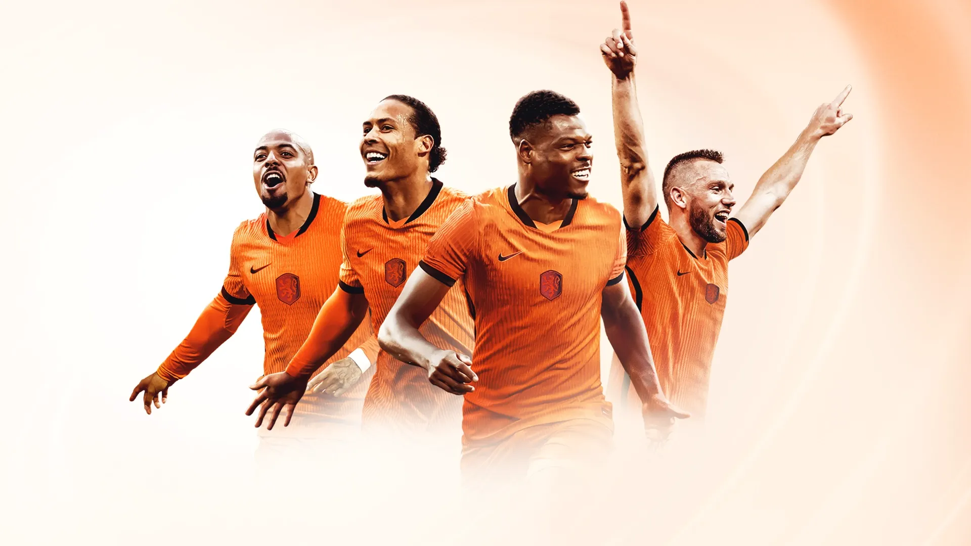 Vier voetballers in oranje tenue vieren een doelpunt.
