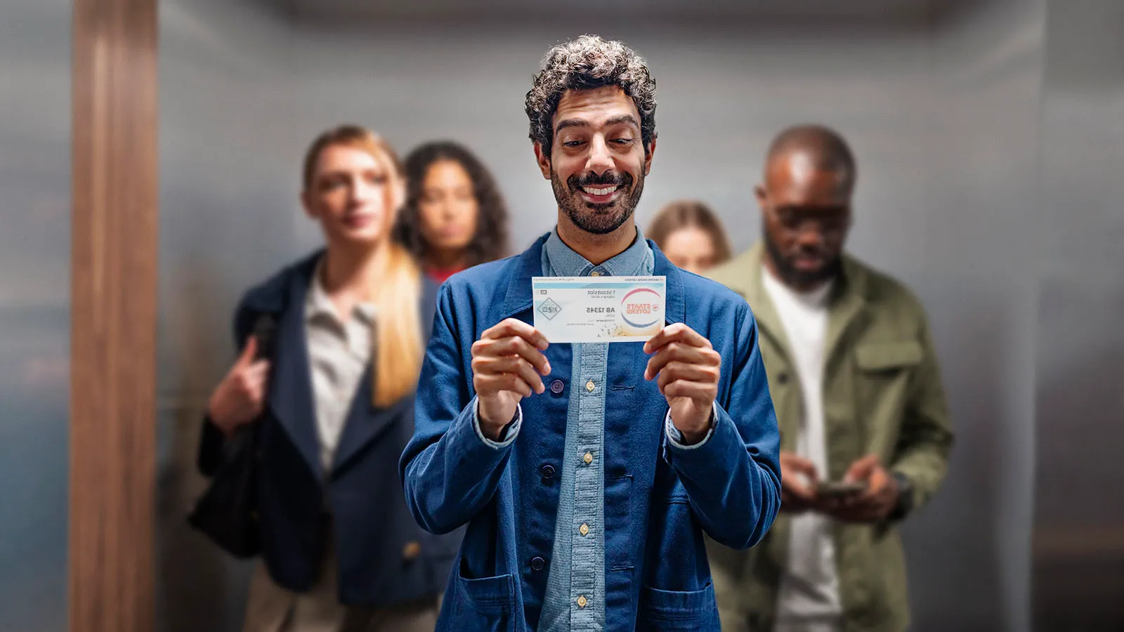 Persoon houdt een Staatslot vast in een lift met mensen op de achtergrond.