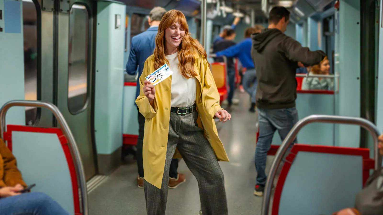 Persoon in een metro met een Staatslot in de hand.