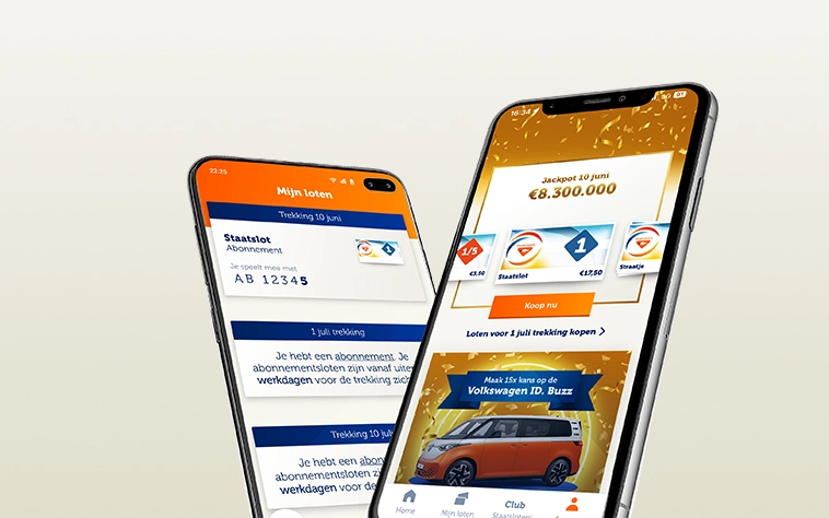 Twee smartphones die de app van Staatsloterij tonen met een Jackpot van €8.300.000 en verschillende loten.
