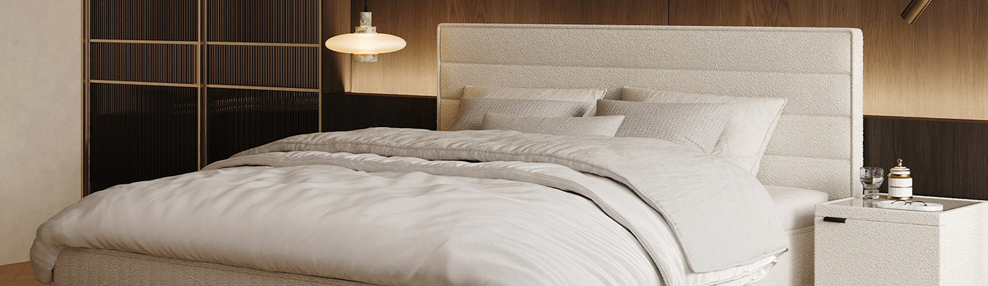 Slaapkamer met een comfortabel bed en nachtkastje