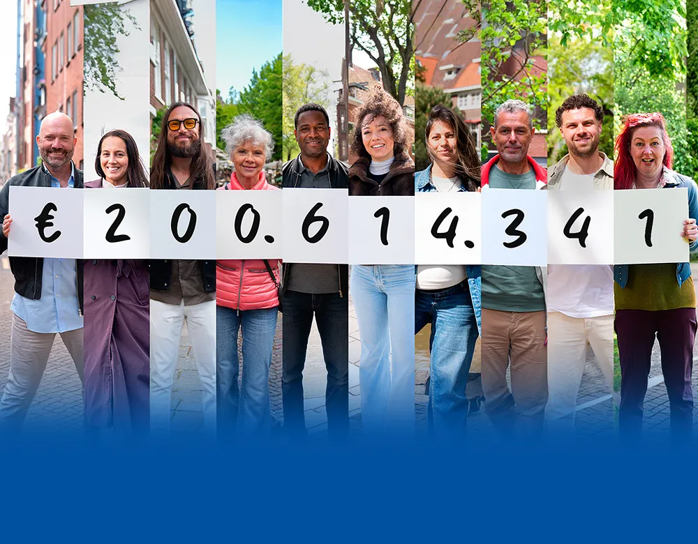 Groep mensen houdt borden vast met een bedrag van 200614341.