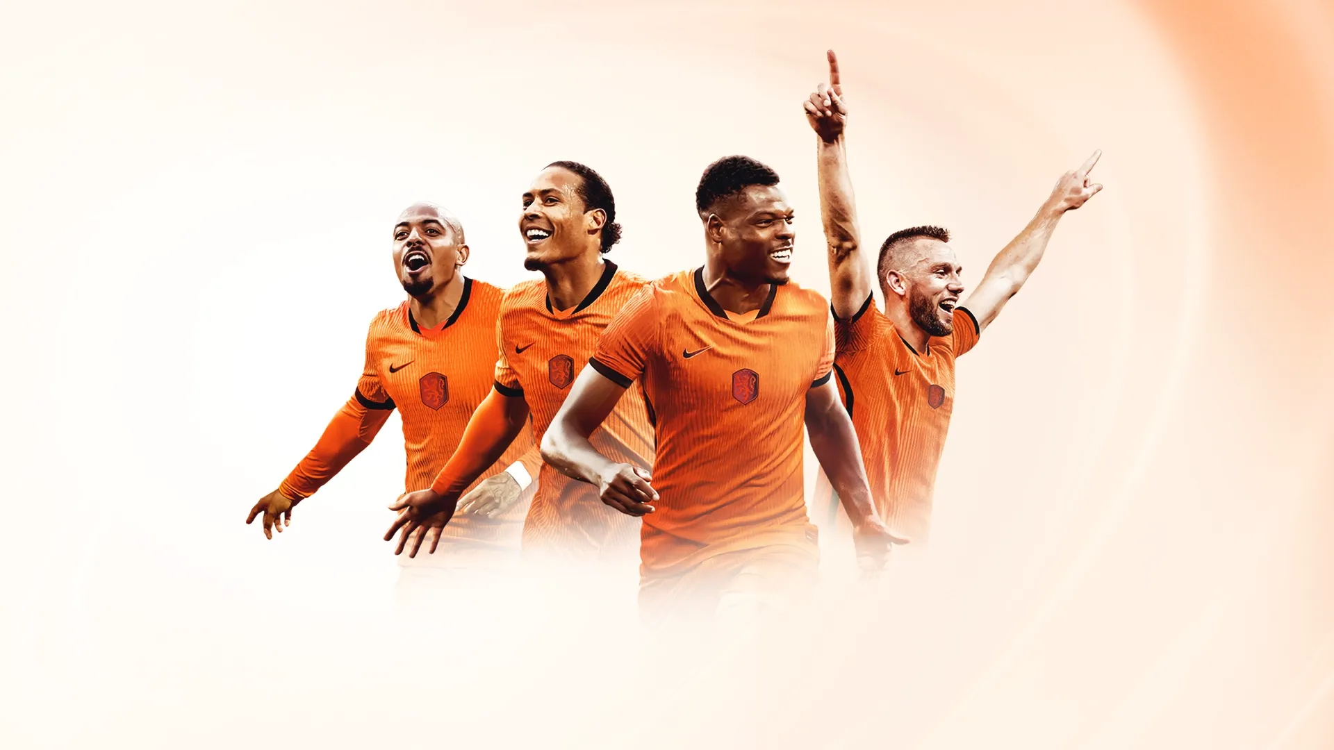 Vier voetballers in oranje tenue vieren een doelpunt.