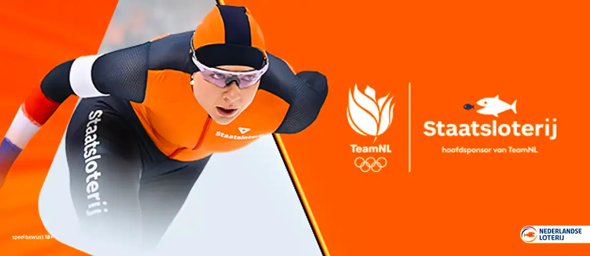 Schaatser in oranje outfit met Staatsloterij logo op de broek, ondergaande achtergrond met TeamNL logo.