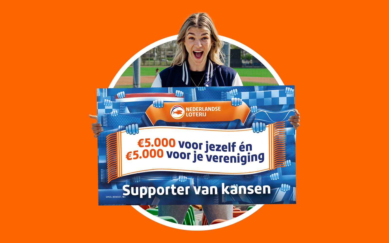 Tess Lieder met een bord van de Nederlandse Loterij dat prijzengeld aankondigt.