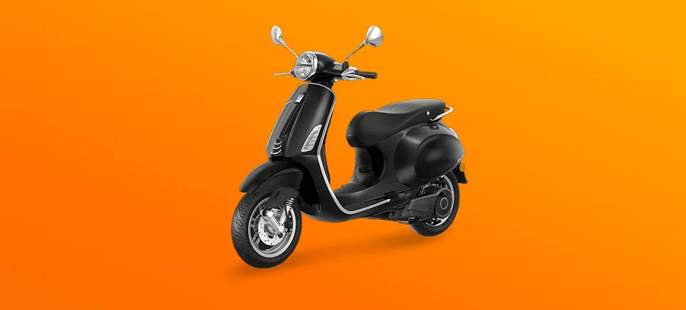 Zwarte scooter op een oranje achtergrond