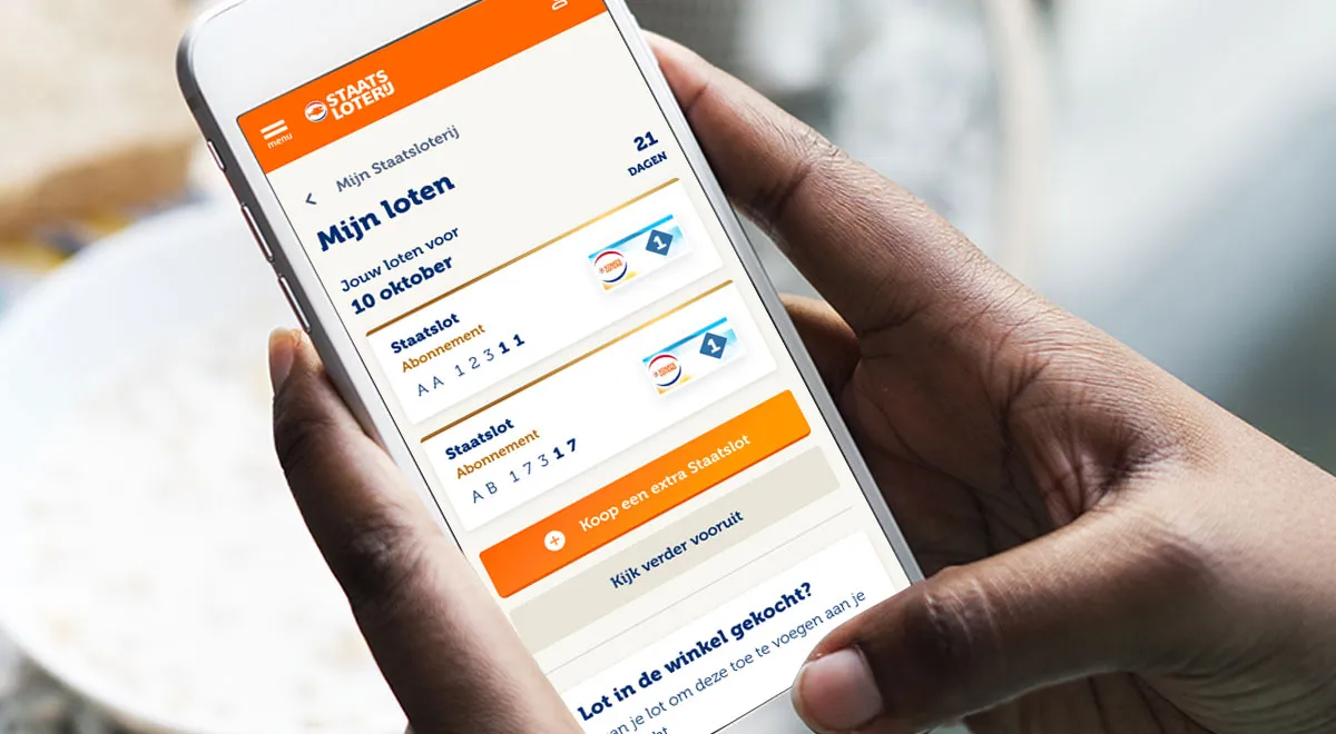 Een hand houdt een smartphone met de Mijn Loten pagina van Staatsloterij, met details van de Staatsloten voor 10 oktober.